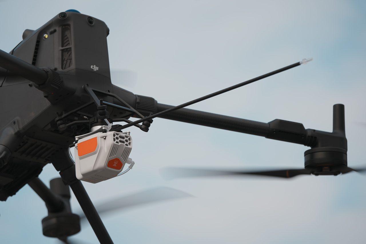 Field operator with payload